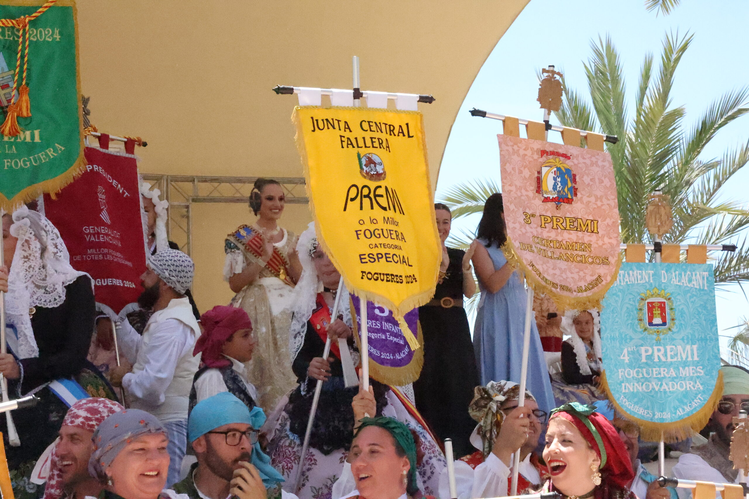 Mañana de premios y pólvora en Alicante