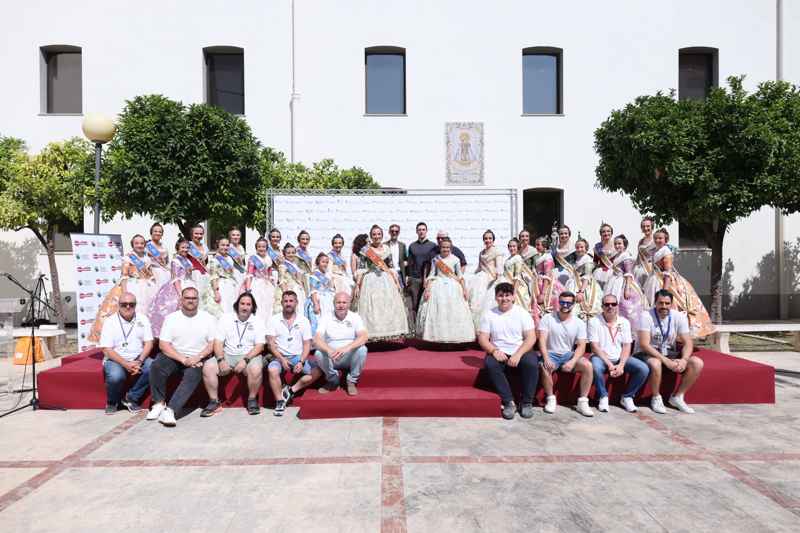 Las FFMMV entregan la equipación de Pelota Valenciana