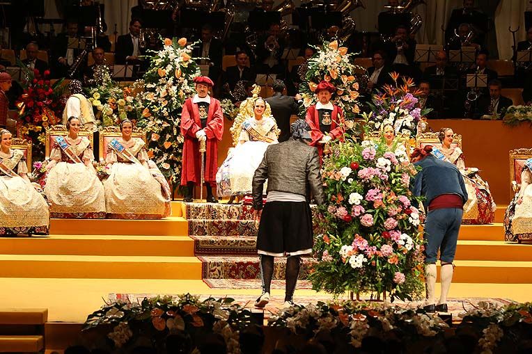 Ofrenda floral para Alicia Moreno Morales