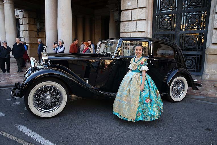 Sofía y su Corte de Honor rumbo al Palau de la Música