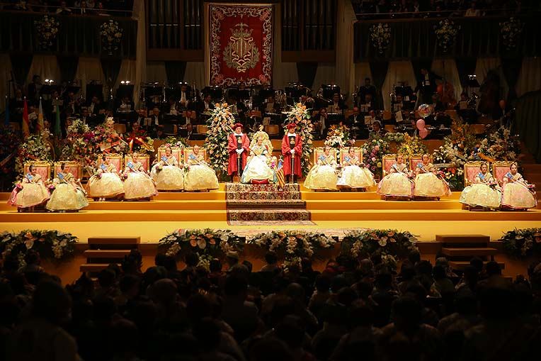 Ofrenda de flores a los pies de Sofía Soler Casas