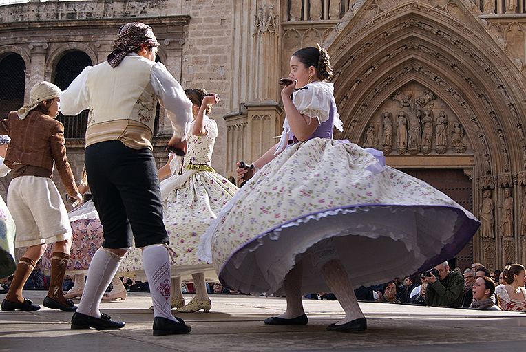 La Plaza de la Virgen enamora con el baile