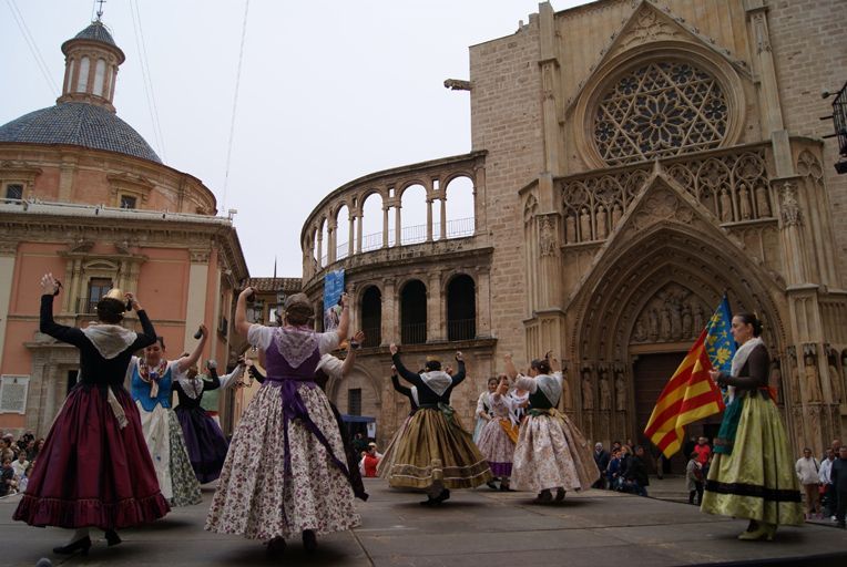 Balls al carrer