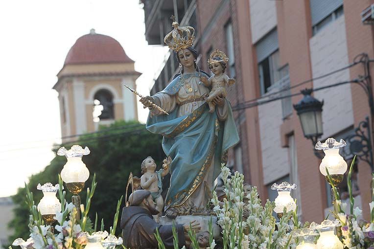 El barrio del Cabañal celebra el día de su patrona, la Virgen de los Ángeles