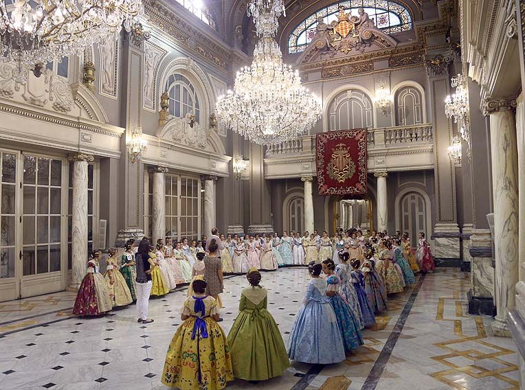 Las candidatas infantiles visitan el Ayuntamiento